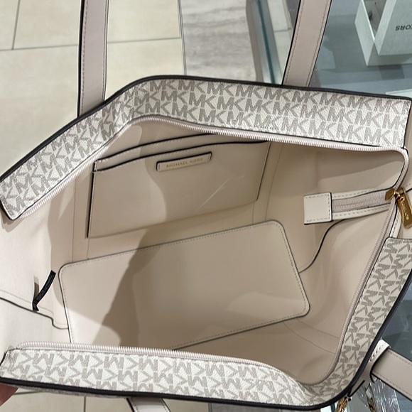 MICHAEL KORS
Pratt Large Signature Logo Tote Shoulder Bag
COLOR LIGHT CREAM
NWT - Picture 7 of 16